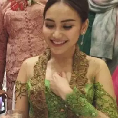Kebaya Ayu Ting Ting ini dituding pinjam mama Raffi Ahmad, masa iya?