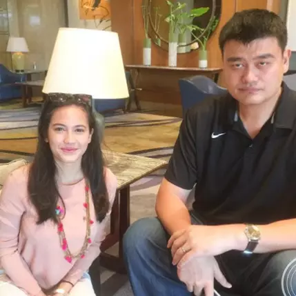 10 Komentar netizen di foto Pevita bareng Yao Ming ini bikin ngakak
