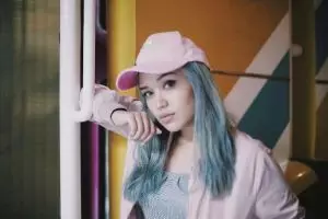 Seksinya Lula Lahfah, sahabat Awkarin yang suka berganti warna rambut