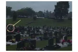 Ada penampakan wajah hantu di kuburan ini, kamu bisa melihatnya?