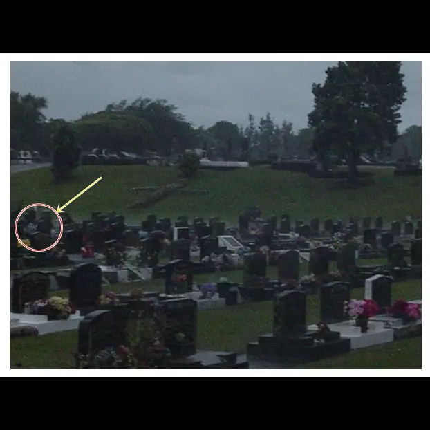 Ada penampakan wajah hantu di kuburan ini, kamu bisa melihatnya?
