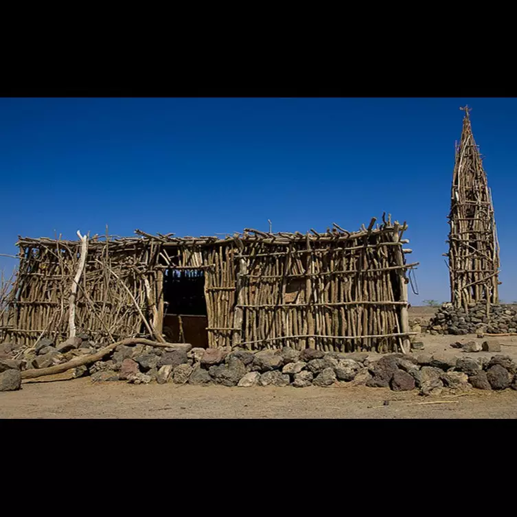 Tampak bersahaja, masjid  ini terbuat dari batu &amp; ranting kayu