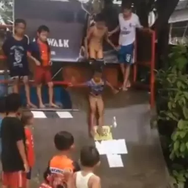 Aksi anak kecil main perosotan di jalur skateboard ini kocak abis