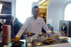 Kenalin nih Ade Kurniawan, chef khusus di dalam pesawat terbang 