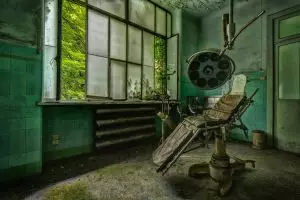 Tak hanya rapuh, 15 bangunan bekas rumah sakit ini juga menyeramkan