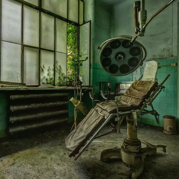 Tak hanya rapuh, 15 bangunan bekas rumah sakit ini juga menyeramkan