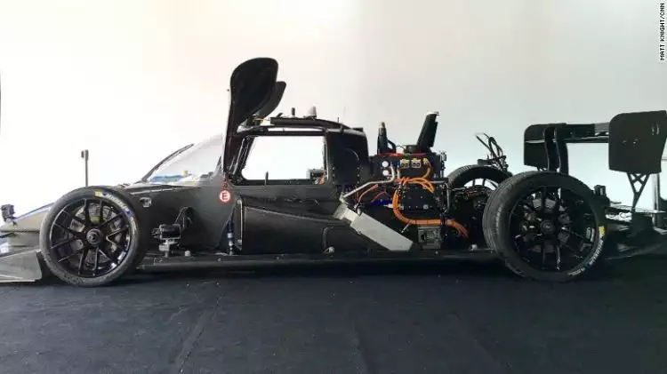 Robot mobil pertama ini mampu melaju hingga 350km/jam, keren