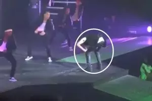 10 Momen apes para seleb dunia saat tampil di panggung, duh bikin malu