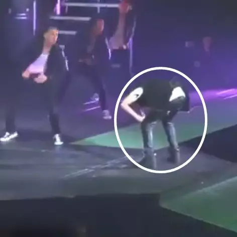 10 Momen apes para seleb dunia saat tampil di panggung, duh bikin malu