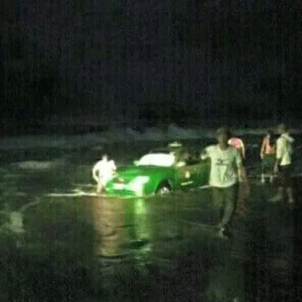 Heboh, taksi nyebur ke laut selatan di Pantai Parangkusumo Yogyakarta