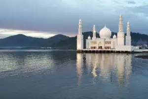 10 Foto keindahan masjid terapung Kayong Utara yang diresmikan Jokowi