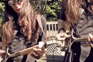 Aksi musisi dengan gitar dari sekop tiga senar ini bikin takjub 