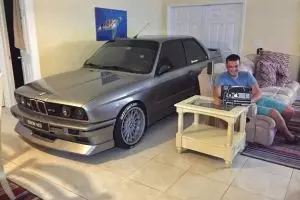 Punya mobil legendaris, orang ini cuek parkirin mobilnya di ruang tamu