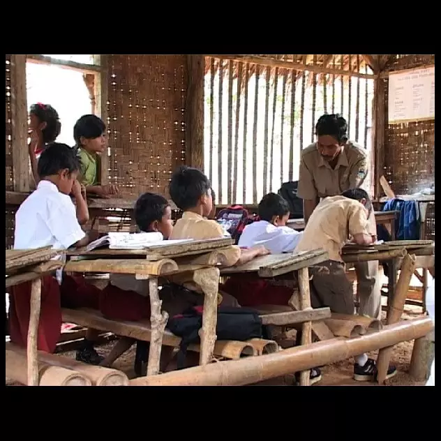 10 Foto keadaan mirisnya sekolah di pelosok Indonesia