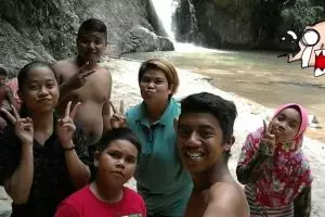 Asyik selfie di air terjun, rombongan ini dikejutkan penampakan hantu