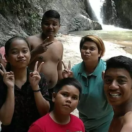 Asyik selfie di air terjun, rombongan ini dikejutkan penampakan hantu