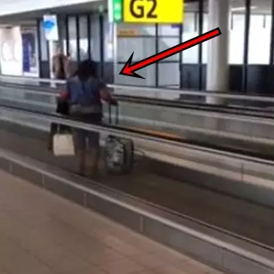 Tak paham fungsi eskalator, kelakuan wanita ini bikin ketawa ngakak