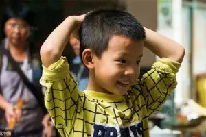 Bantu keluarga, bocah 8 tahun ini buat 10.000 pangsit sehari