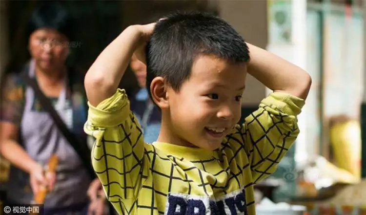 Bantu keluarga, bocah 8 tahun ini buat 10.000 pangsit sehari