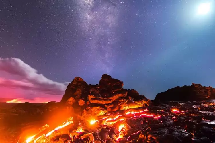 Saking indahnya, netizen mengira foto lava pijar di Hawaii ini editan