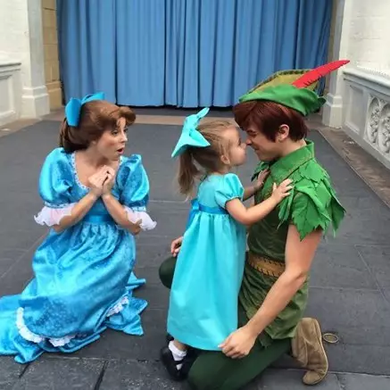 Ibu ini bikin kostum ala tokoh Disney buat anaknya, hasilnya keren lho