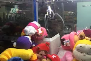 Nekat curi boneka, wanita ini malah terperangkap di mesin pencapit