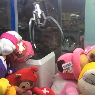 Nekat curi boneka, wanita ini malah terperangkap di mesin pencapit