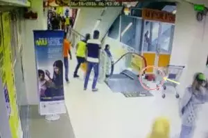 Tragis, bocah 3 tahun ini terjatuh dari eskalator setinggi 3 meter