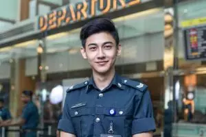 Imutnya petugas bandara ini, periksa paspor sekalian hati bisa nggak?