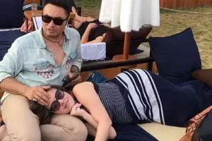 7 Potret Surya Saputra jadi suami siaga, idaman banget deh