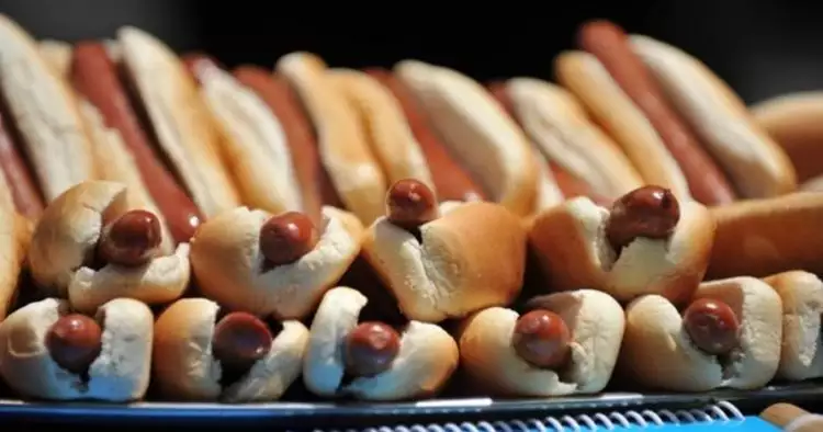 Jika ingin sertifikasi halal, hot dog di Malaysia diminta ganti nama