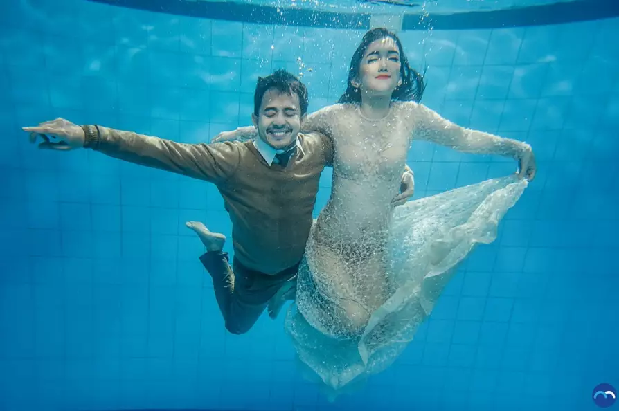 15 Foto prewedding underwater ini unik dan romantis abis
