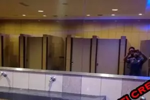 Penampakan hantu nenek renta terekam pria ini saat selfie di toilet