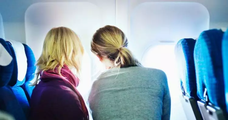 Di mana kursi pesawat yang terbaik, dekat lorong atau dekat jendela?