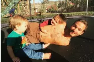 13 Foto harmonis keluarga Nick Vujicic ini bukti cinta sejati itu ada