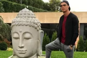 Dianggap injak patung Buddha, Cristiano Ronaldo dikecam netizen