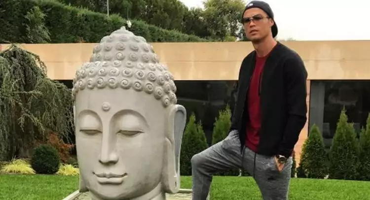 Dianggap injak patung Buddha, Cristiano Ronaldo dikecam netizen