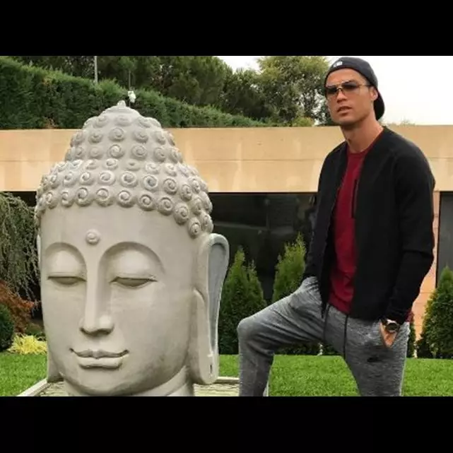 Dianggap injak patung Buddha, Cristiano Ronaldo dikecam netizen
