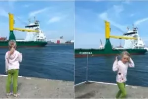 Bocah ini minta diklakson kapal, reaksinya bikin ketawa ngakak