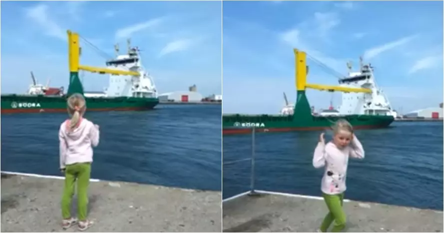 Bocah ini minta diklakson kapal, reaksinya bikin ketawa ngakak
