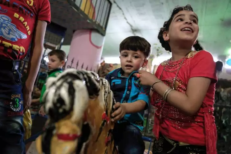Menengok 15 potret taman bermain bawah tanah anak-anak di Suriah
