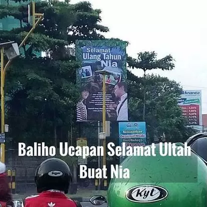 Cowok ini bikin baliho raksasa ucapan ulang tahun untuk pacarnya