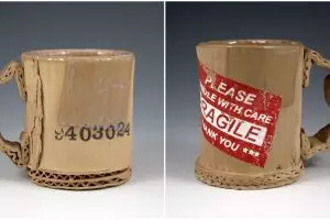 Kamu pasti sulit tebak mug ini terbuat dari keramik atau kardus bekas