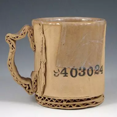 Kamu pasti sulit tebak mug ini terbuat dari keramik atau kardus bekas