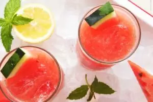 Pengen yang segar? Soda lemon semangka ini mudah banget bikinnya lho