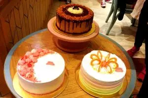 3 Aneka jajanan ini disajikan dalam bentuk kue, nggak biasanya lho