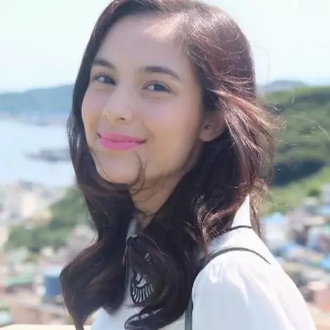 8 Seleb ini tampil cantik tanpa sulam alis, bukti natural lebih indah