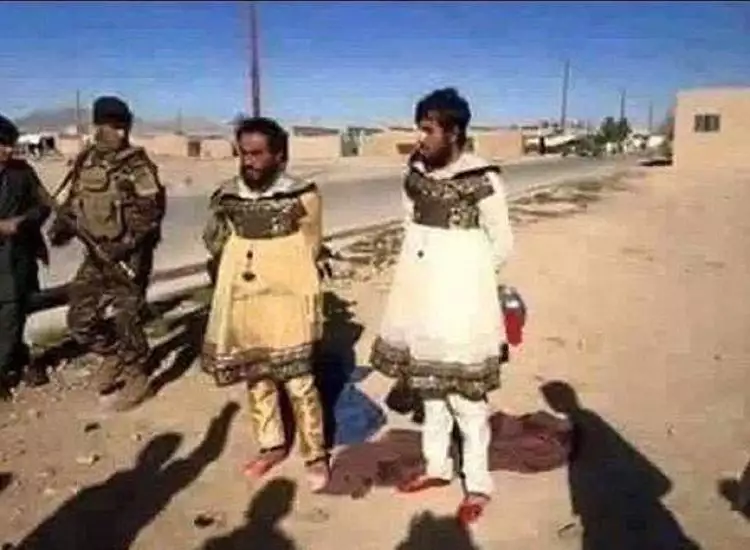 2 Pria anggota ISIS ini pakai baju cewek, kenapa ya? 