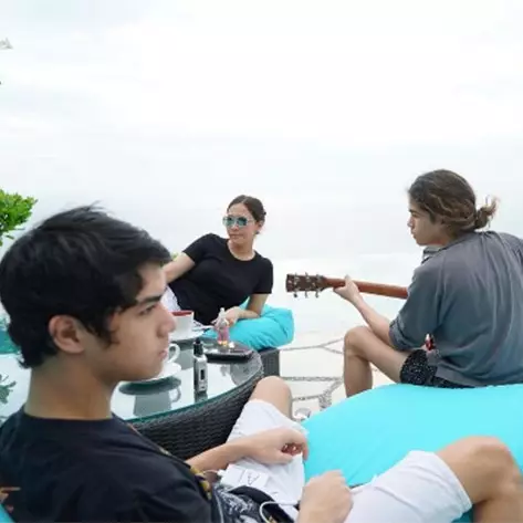 Ayah sibuk nyalon wakil bupati, Al &amp; Dul asyik liburan bareng Maia