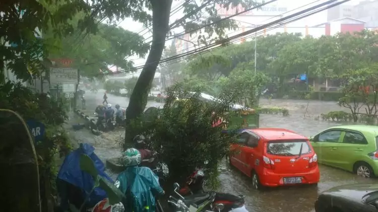 Dilanda hujan deras, ini 10 foto dan video banjir dahsyat di Bandung